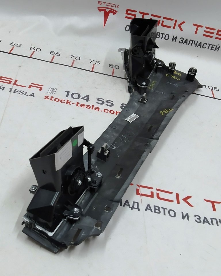 23 乘客中心面板装饰件 PIANO BLACK MATA 已组装（有划痕） Tesla model S、model S REST 1045969-03-B